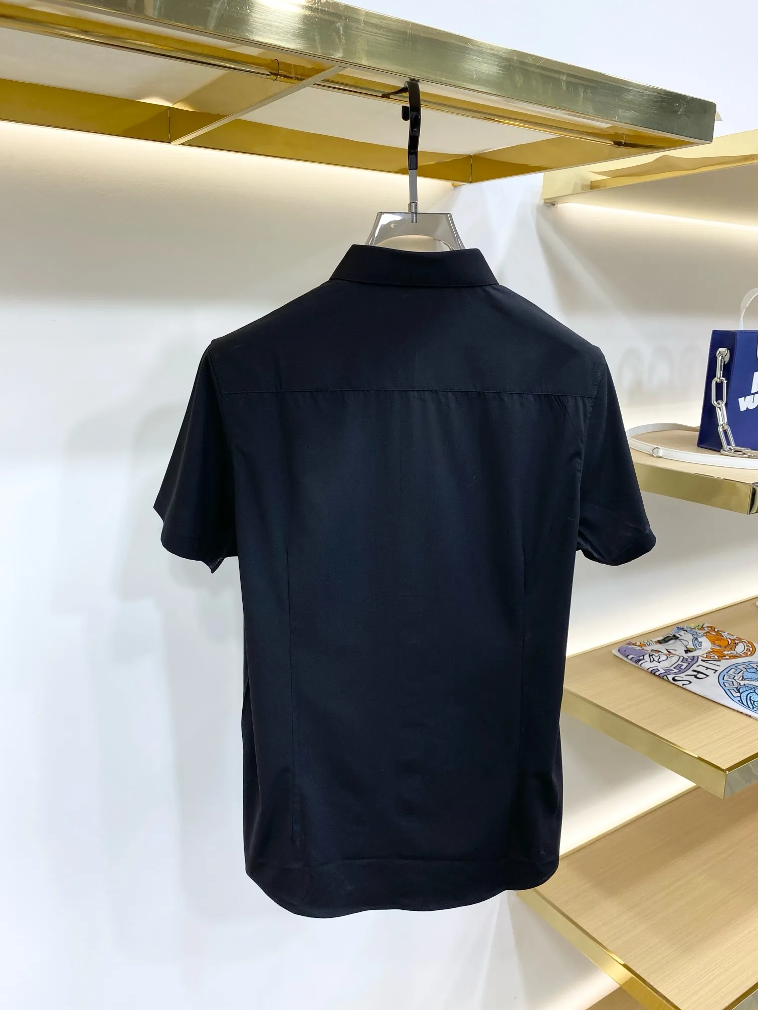 The latest series of short-sleeved shirts from LP's official website for spring and summer. They are made of high-quality premium European cotton fabrics, which are refreshing and breathable. They are quite wide and stylish, with exquisite stitching and three-dimensional shape. They always provide a very high wearing experience! The counter is slim-fitting and has an arc-shaped hem, giving you a relaxed and handsome look! Suitable for any occasion, it brings aura to any occasion, highly recommended👍 Normal Size: 39-44